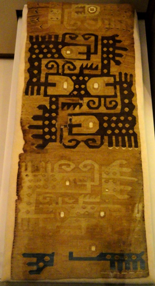 Tapestry, cotton with stylized animal design, probably Recuay style - Peruvian fabric in the American Museum of Natural History - DSC06081