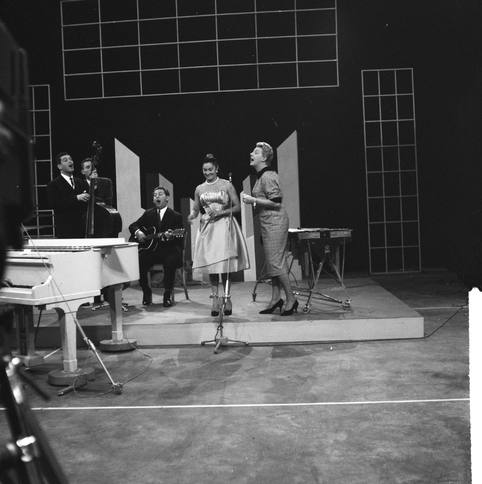 Televisiefoto-uitzending vanuit de Expohal, Sony Day zingt met Pia Beck, Bestanddeelnr 911-8658