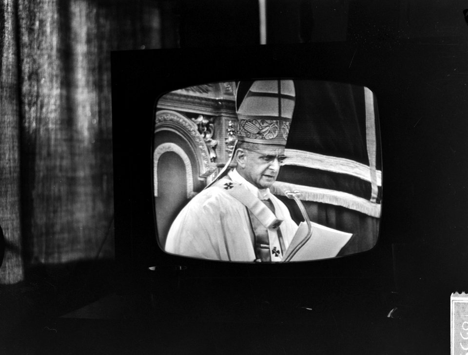 Televisiebeeld van Paus Paulus VI bij het sluiten van het Tweede Vaticaans Conci, Bestanddeelnr 918-5398