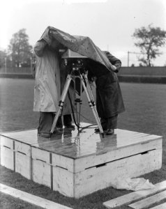 Televisie-camera in regen, tijdens atletiekwedstrijden in Eindhoven, Bestanddeelnr 904-2231