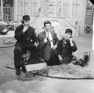 Televisieshow van Rudi Carrell. Rudi Carrell als grondwerker, Bestanddeelnr 913-1951