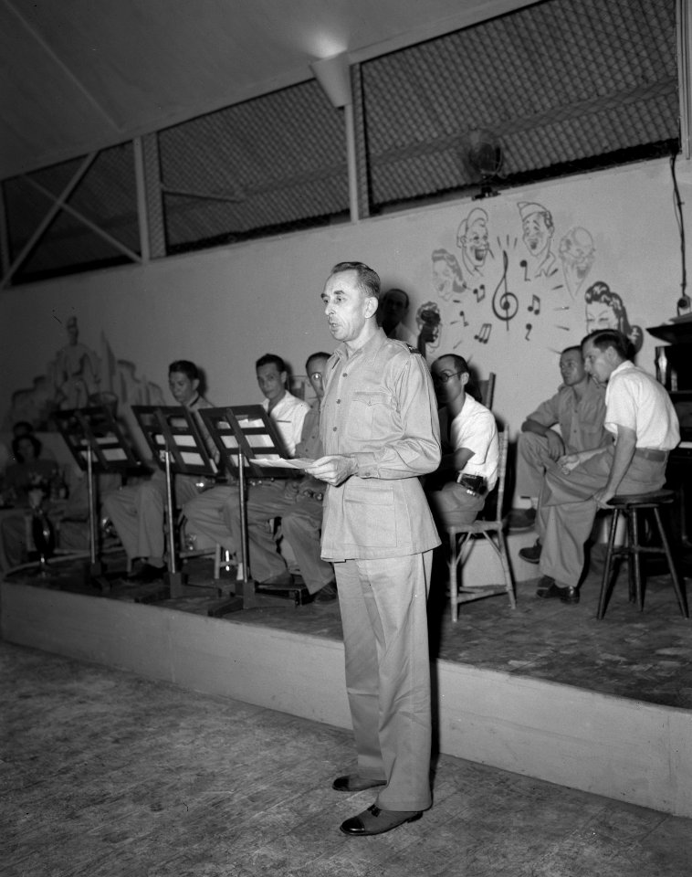 Toespraak van een overste Achter hem een orkest, Bestanddeelnr 10686