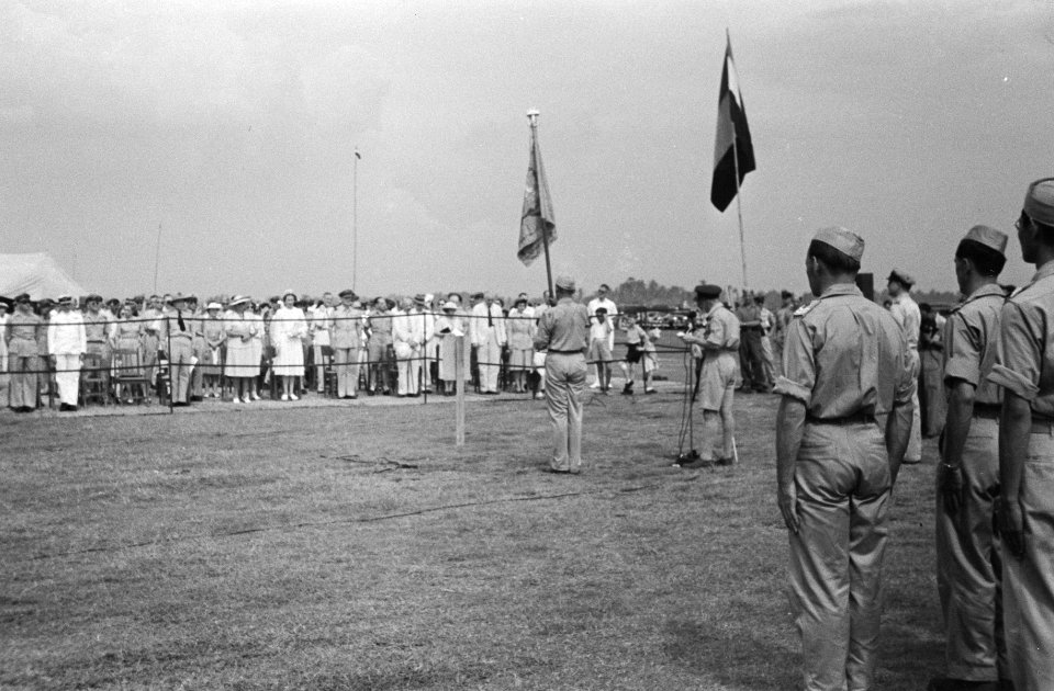 Toespraak kolonel P.J. de Broeckert, commandant Militaire Luchtvaart. Naast hem , Bestanddeelnr 172-2-4