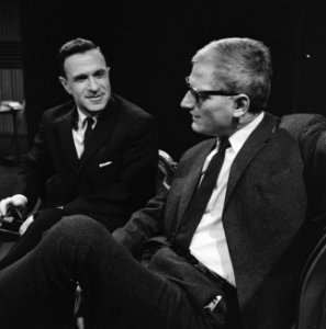 Televisieprogramma Literaire Ontmoetingen, de heer HA Gomperts (l) heeft vanav, Bestanddeelnr 915-9200