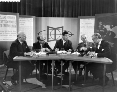 Televisieprogramma Pers in Persoon, v.l.n.r. dr. P.J. Koets (het Parool), dr. , Bestanddeelnr 911-6625