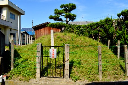 Tomb of Emperor Kenzo, baicho-1