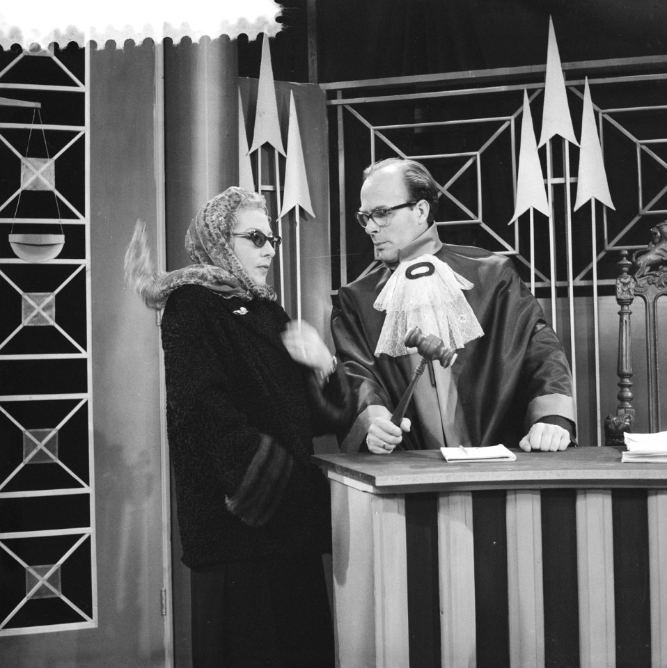 Televisieprogramma Publieke Tribune, links J. van Gasteren en rechts Ton Lutz, Bestanddeelnr 910-8207