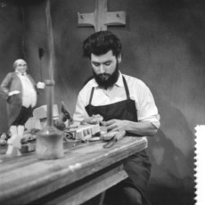 Televisieprogramma rondom de zanger Bruce Lowe Paul Kopf, inwoner van Oberammer, Bestanddeelnr 910-9048