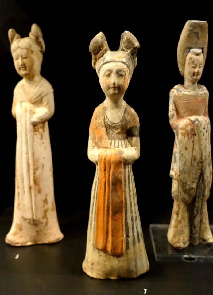 Tomb figurines of three women, China, Tang dynasty, 618-906 AD, earthenware with traces of paint - Östasiatiska museet, Stockholm - DSC09537