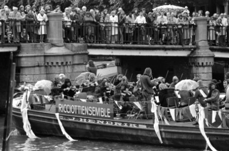 Toeschouwers kijken naar de boot met het Ricciotti Ensemble, Bestanddeelnr 927-9636