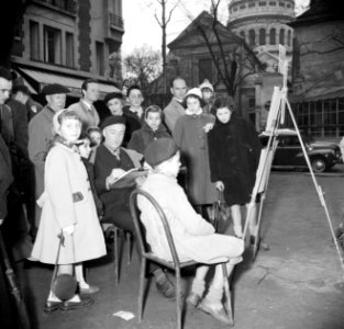 Toeschouwers kijken naar een tekenaar aan het werk op Montmartre, Bestanddeelnr 254-0222