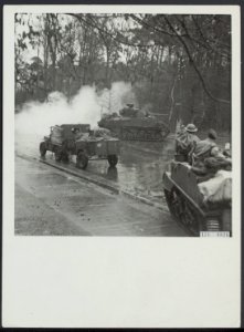 Tank en pantservoertuigen zuiveren een vijandelijke stelling 3 km. van Hengelo, Bestanddeelnr 120-0826