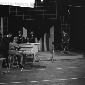 Televisiefoto-uitzending vanuit de Expohal, Pia Beck speelt met the Millers, Bestanddeelnr 911-8660