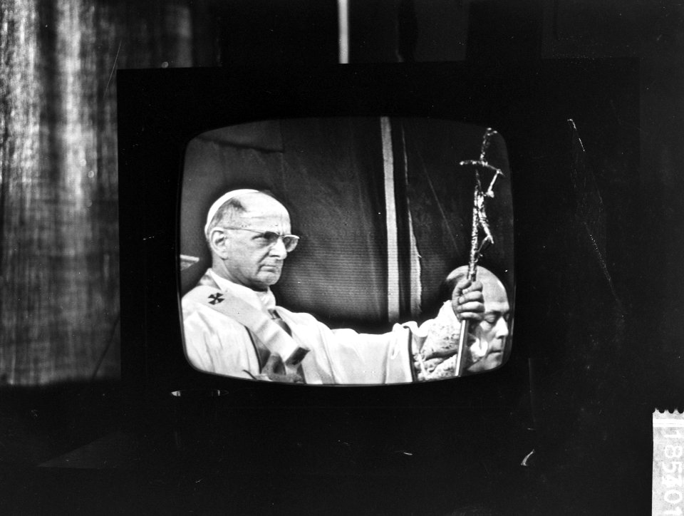 Televisiebeeld van Paus Paulus VI bij het sluiten van het Tweede Vaticaans Conci, Bestanddeelnr 918-5401