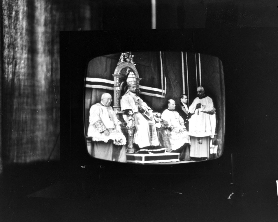 Televisiebeeld van Paus Paulus VI bij het sluiten van het Tweede Vaticaans Conci, Bestanddeelnr 918-5399