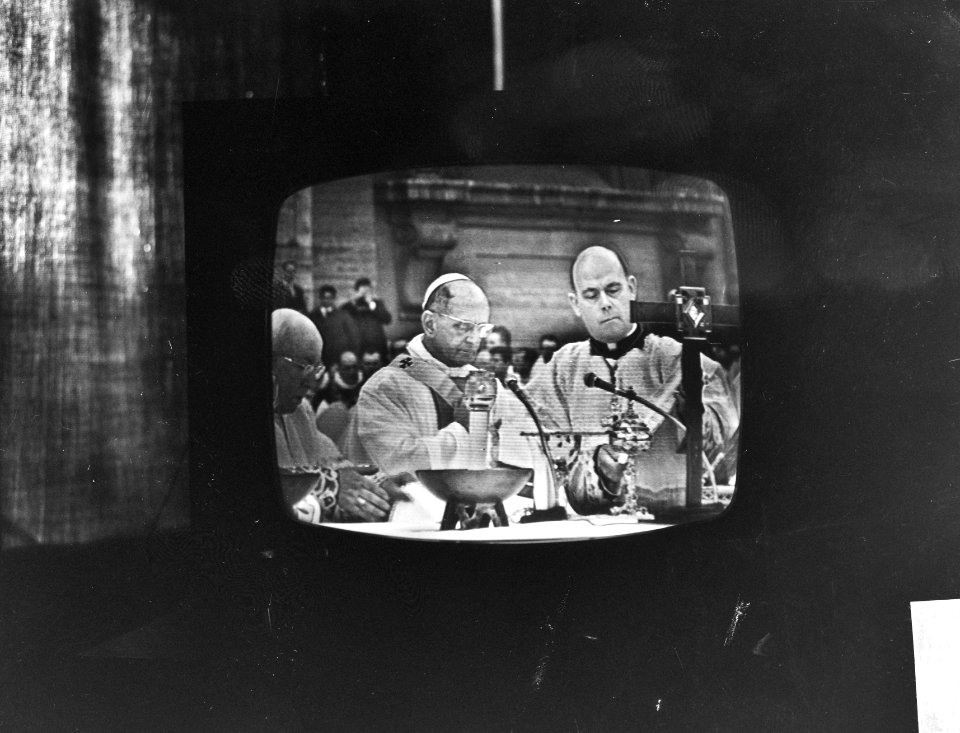 Televisiebeeld van Paus Paulus VI bij het sluiten van het Tweede Vaticaans Conci, Bestanddeelnr 918-5404