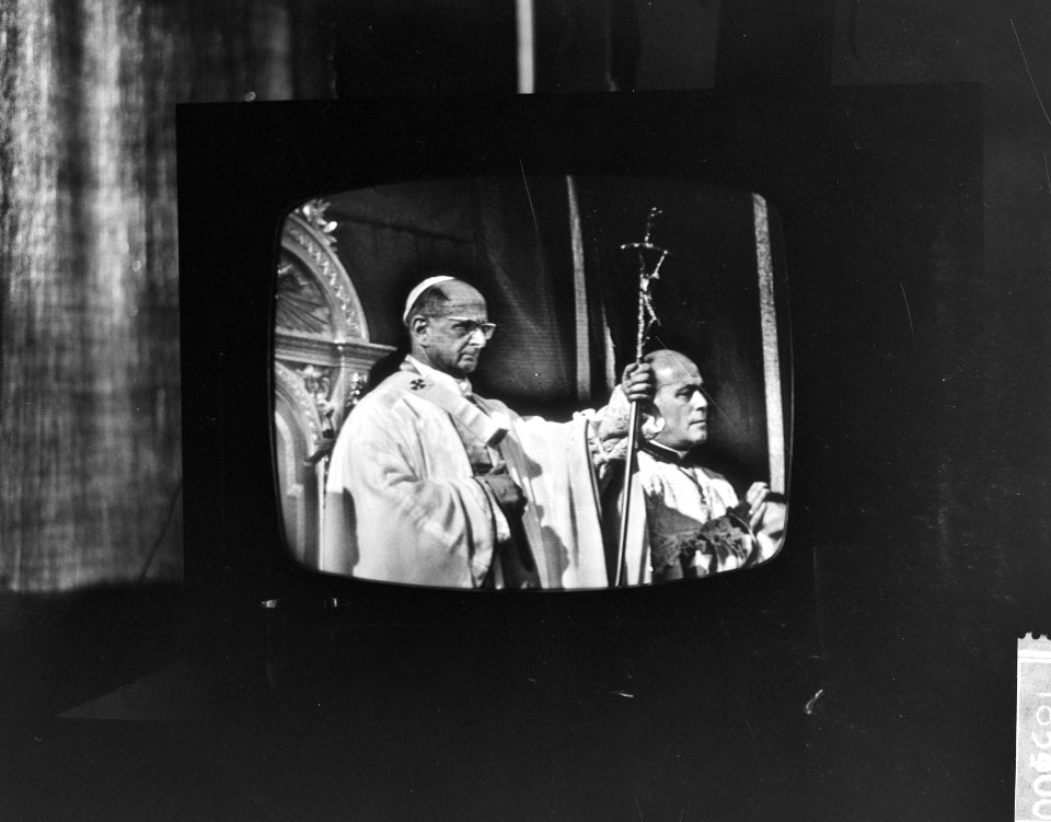 Televisiebeeld van Paus Paulus VI bij het sluiten van het Tweede Vaticaans Conci, Bestanddeelnr 918-5400