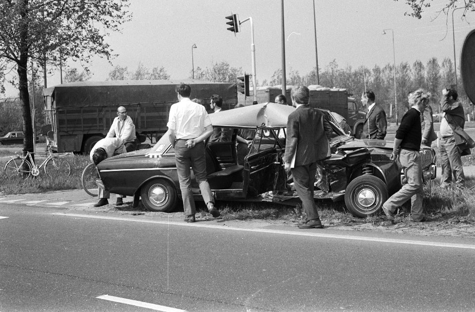 Toeschouwers bij de autowrakken, Bestanddeelnr 924-5249