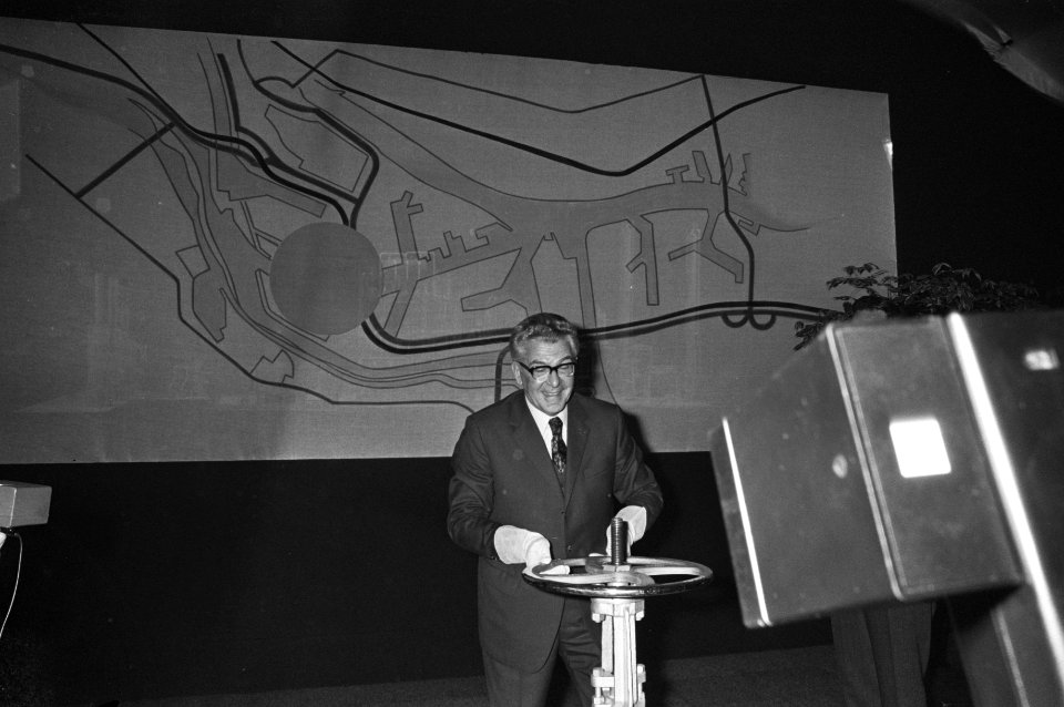 Toespraak van Burgemeester Thomassen tijdens de opening van de fabriek, Bestanddeelnr 925-5872