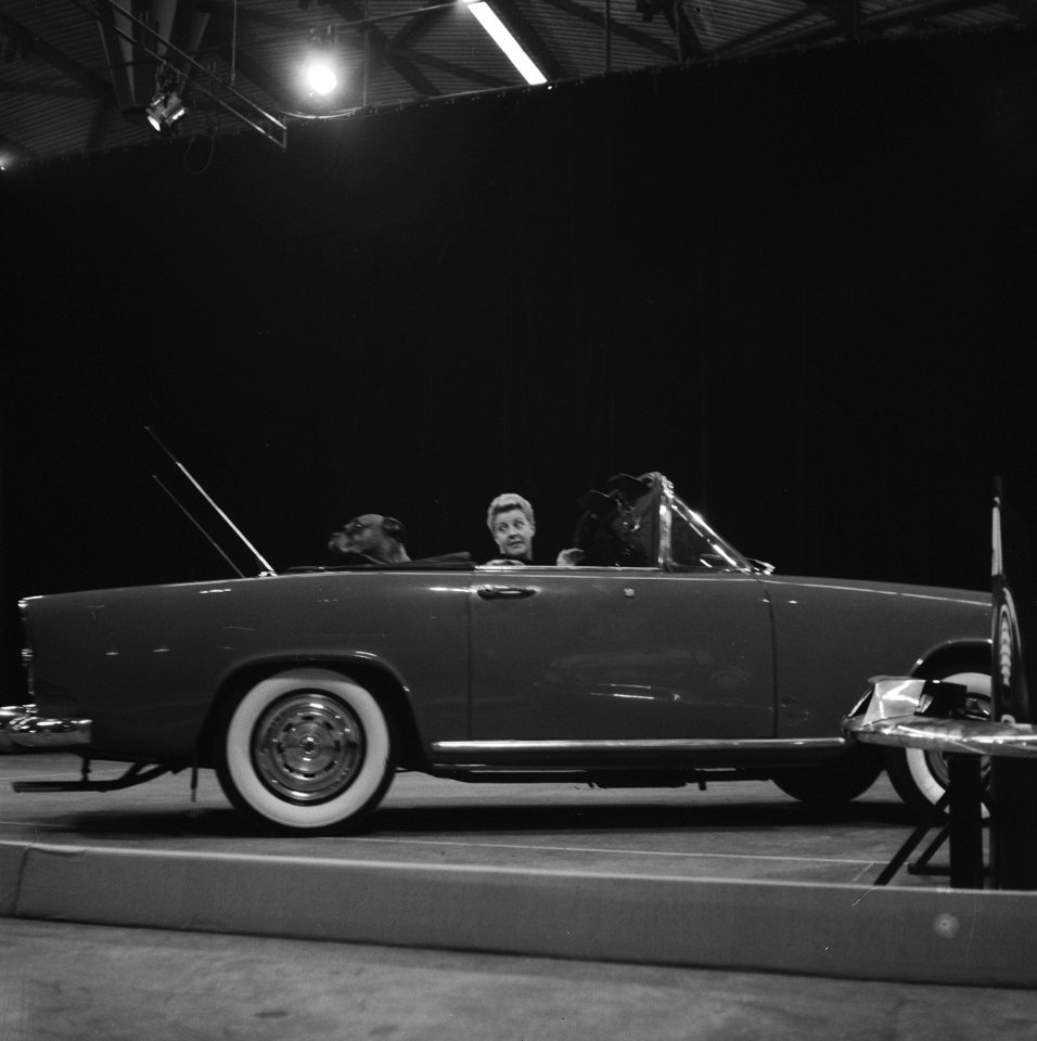 Televisiefoto-uitzending vanuit de Expohal, Pia Beck in sportauto, Bestanddeelnr 911-8664