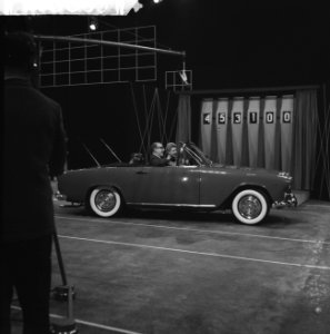 Televisiefoto-uitzending vanuit de Expohal, Pia Beck met Eerdmans in haar auto, Bestanddeelnr 911-8663