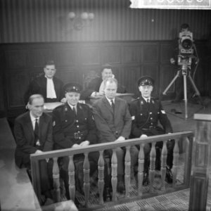 Televisie rechtbank overzicht verdachtenbank v.l.n.r. verdachte J. van Duin een , Bestanddeelnr 916-0600