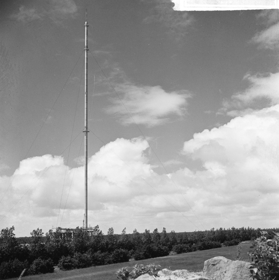 Televisiemast aan de Noorderdijkweg en het Robbenoordbos in Wieringermeer., Bestanddeelnr 918-0320