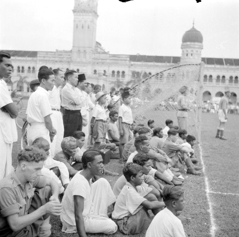 Toeschouwers bij een voetbalwedstrijd voor het Parlementsgebouw in Kuala Lumpur, Bestanddeelnr 255-6657