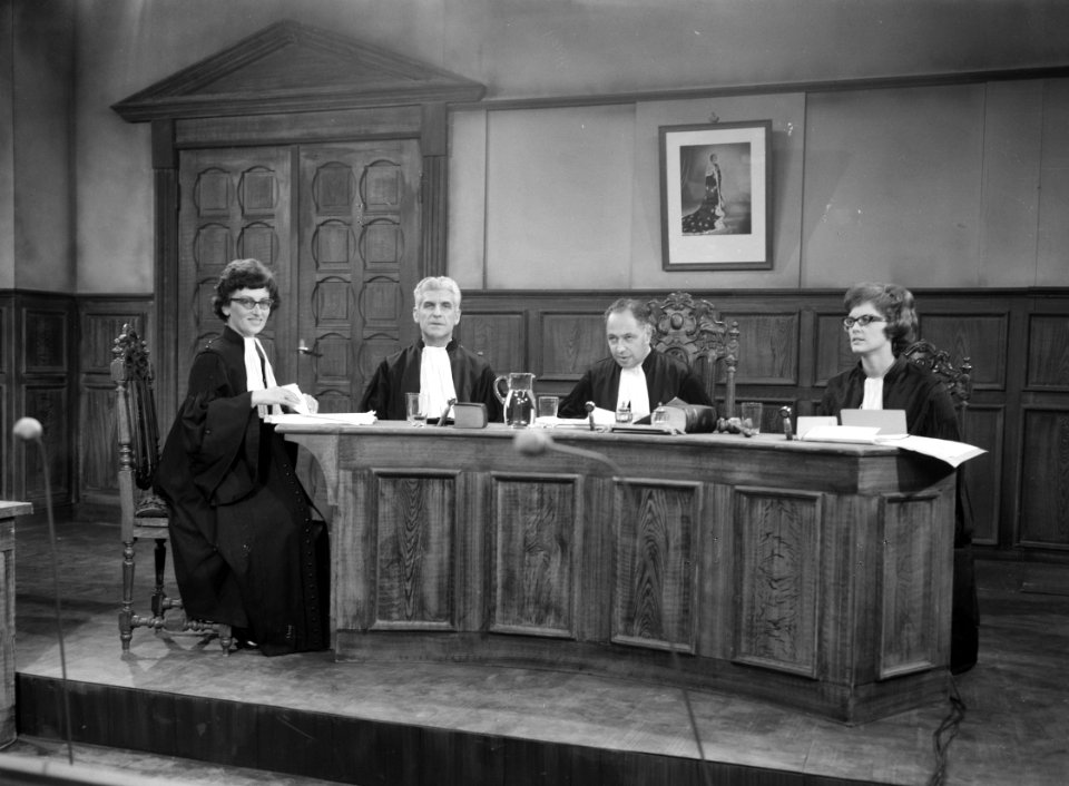 Televisie rechtbank, de zaak Hartveld en Sierhuis, de rechtbank v.l.n.r. Mr. S. , Bestanddeelnr 914-4570