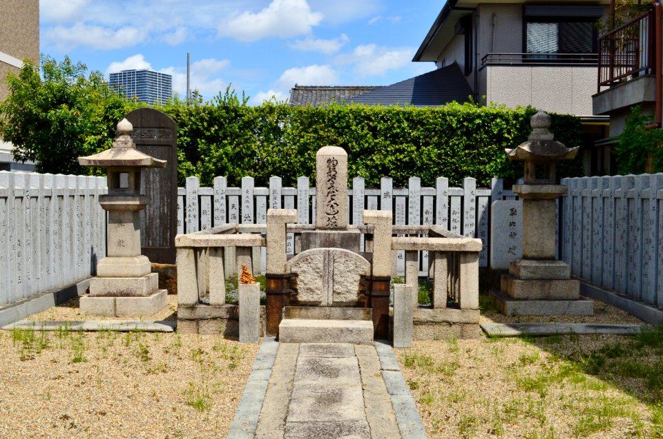 Tomb of Mononobe no Moriya, sekihi