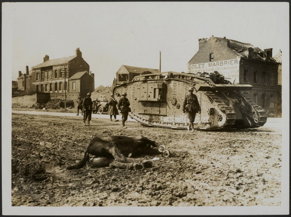 Tank moving to assist in holding the German offensive., Bestanddeelnr 158-1986