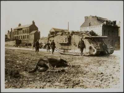 Tank moving to assist in holding the German offensive., Bestanddeelnr 158-1986