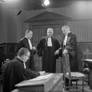 Televisie rechtbank overzicht verdachtenbank, links mr Belinfante , midden mr , Bestanddeelnr 916-0615