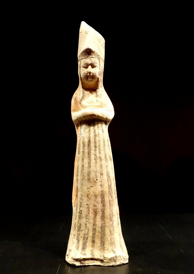 Tomb figurine of a woman, China, Tang dynasty, 618-906 AD, earthenware with traces of paint - Östasiatiska museet, Stockholm - DSC09584
