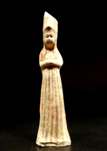Tomb figurine of a woman, China, Tang dynasty, 618-906 AD, earthenware with traces of paint - Östasiatiska museet, Stockholm - DSC09584