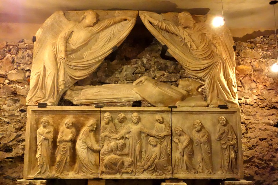 Tomb of Cardinal Luca Fieschi (1270-1336) , artists unknown, c. 1336, view 2 - Museo Diocesano (Genoa)- DSC01317