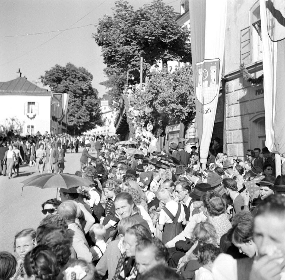 Toeschouwers zitten klaar voor de optocht bij de oogstfeesten, Bestanddeelnr 254-1891