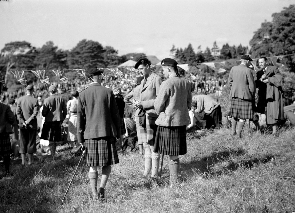 Toeschouwers in kilt bij de Highland Games op Skye, een negentiende eeuwse voort, Bestanddeelnr 254-2783