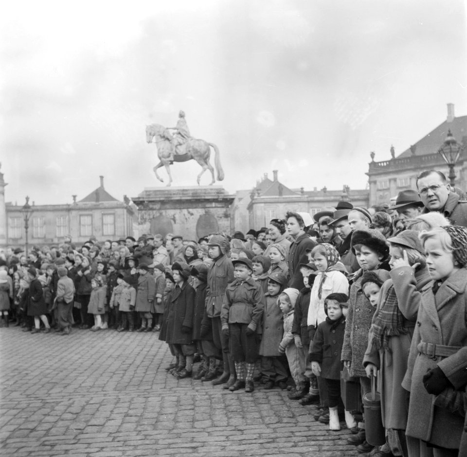 Toeschouwers op het plein van Slot Amalienborg ter ere van de verjaardag van de , Bestanddeelnr 252-8697