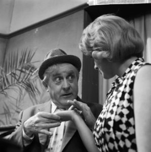 Televisiespel Herrie om Harry , Johan Kaart en Margot de Vries tijdens handlezen, Bestanddeelnr 915-9333