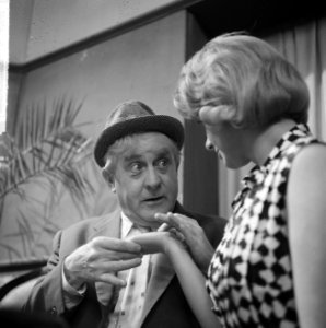 Televisiespel Herrie om Harry , Johan Kaart en Margot de Vries tijdens handlezen, Bestanddeelnr 915-9332