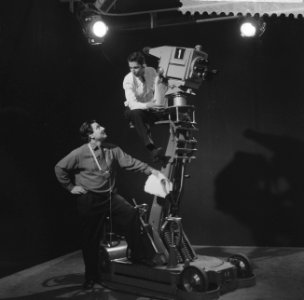 Televisiespel Een engeltje in de Lommerd , Cameraman van de Nederlandse Televi, Bestanddeelnr 910-3151