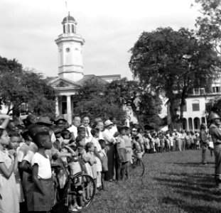Toeschouwers bij een militaire parade op het Oranjeplein in Paramaribo. Op de ac, Bestanddeelnr 252-6314