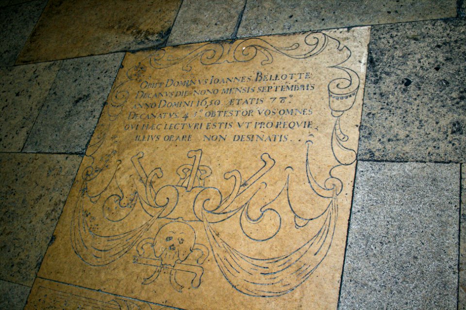 Tombstone in the Laon cathedral 2007-05-06