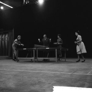 Televisiefoto-uitzending vanuit de Expohal, Pia Beck speelt tafeltennis met Sonn, Bestanddeelnr 911-8665