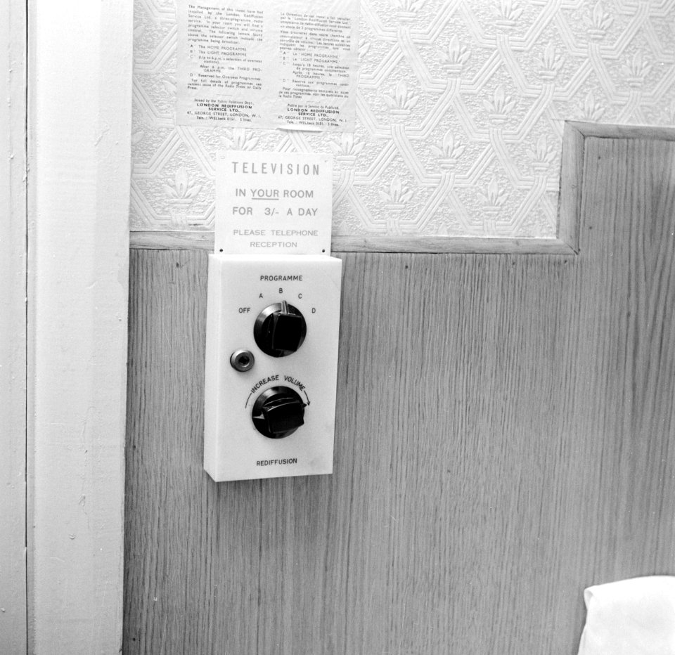 Televisieknop in een hotelkamer, Bestanddeelnr 254-1976