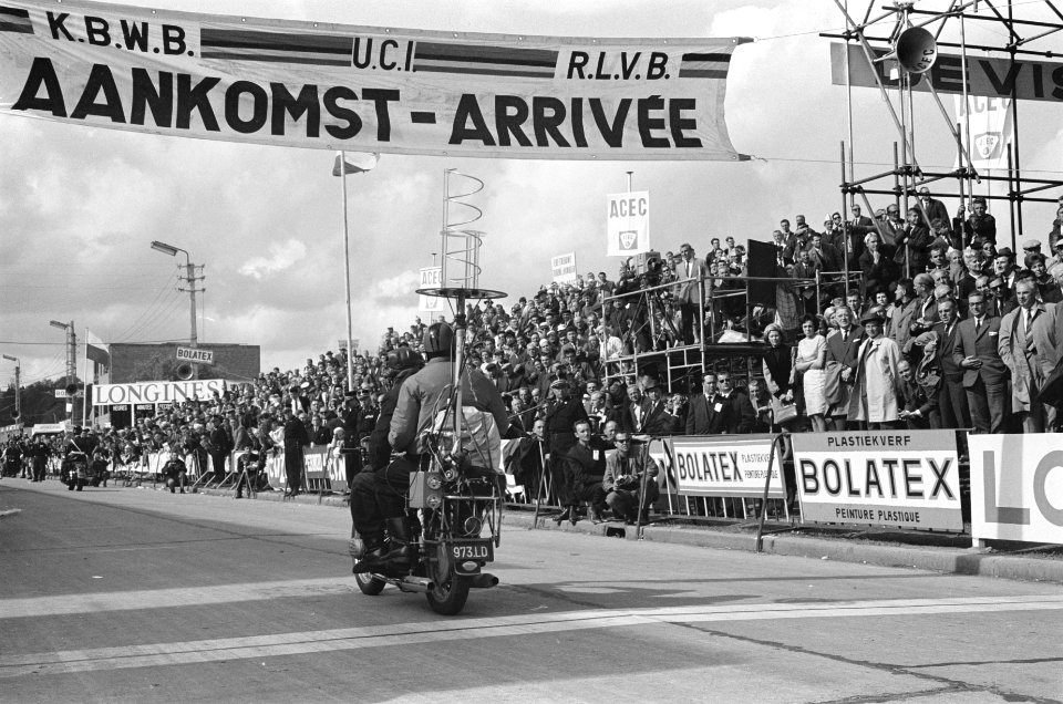 Televisiecamera op motor gemonteerd bij Belgische Wereldkampioenschappen wielren, Bestanddeelnr 915-4485