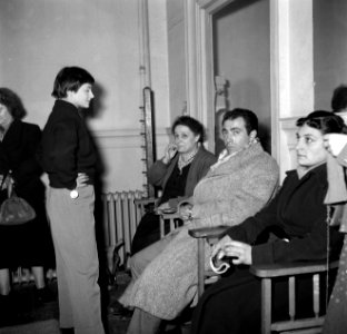 Toeschouwers bij de lessen van meester Carletti. Zittend links mevrouw Carletti, Bestanddeelnr 254-0128
