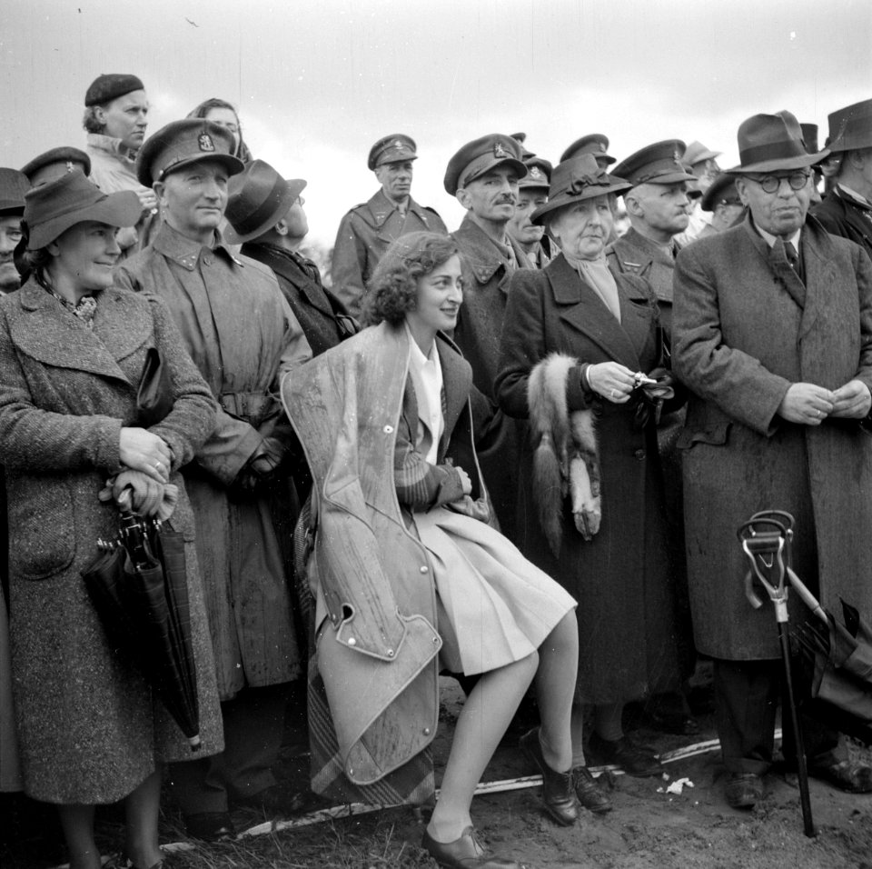 Toeschouwers bij de ceremonie, Bestanddeelnr 255-7719