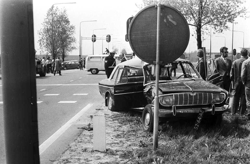 Toeschouwers bij de autowrakken, Bestanddeelnr 924-5250